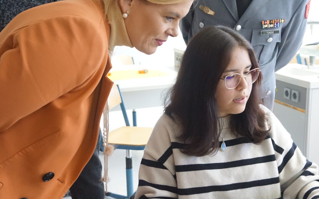 Julia Klöckner: Bundeswehr gehört an die Schulen – Verantwortung und Zukunftsperspektiven vermitteln