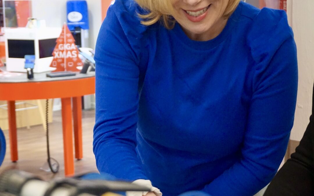 Julia Klöckner packt mit an: Geschenkeinpack-Aktion im Globus Idar-Oberstein ein voller Erfolg