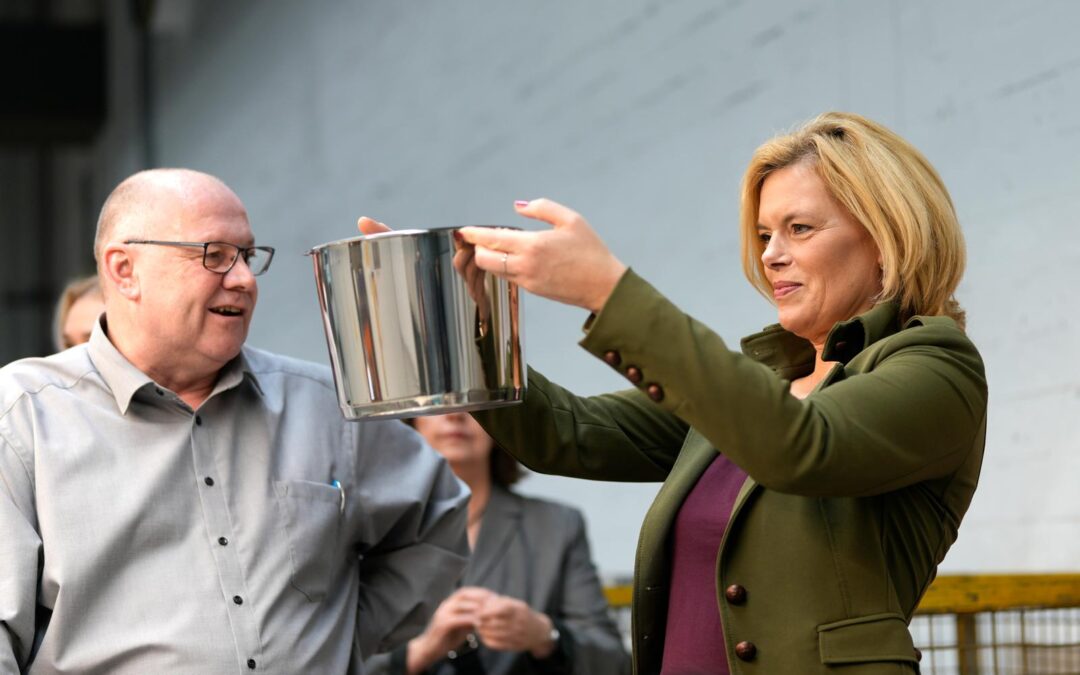Vom Hunsrück in die Weltküchen – Julia Klöckner MdB besucht Fissler in Neubrücke