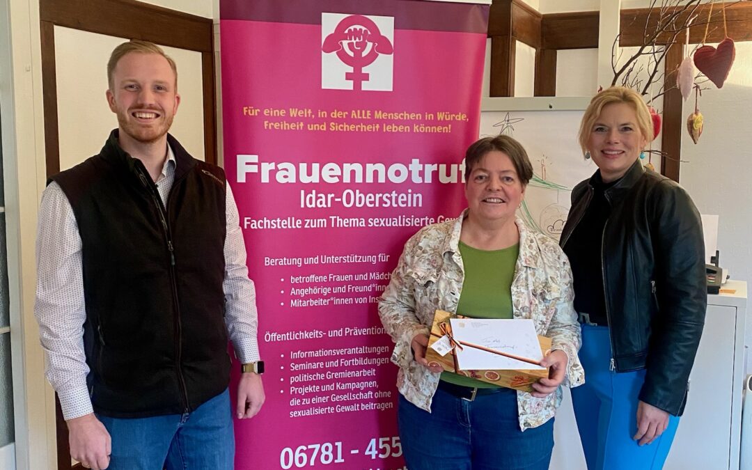 Julia Klöckner MdB und Frederik Grüneberg informieren sich bei Frauennotruf Idar-Oberstein