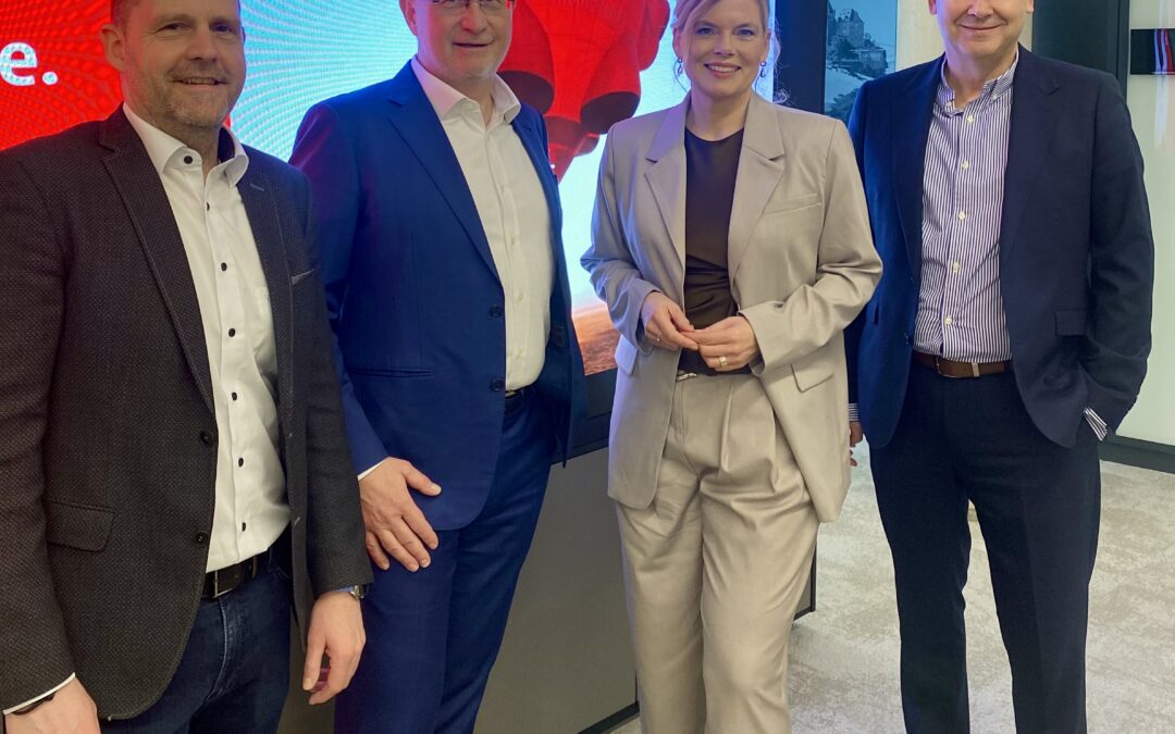 Zwischen App und Beratung: Julia Klöckner besucht die Sparkasse Rhein-Nahe