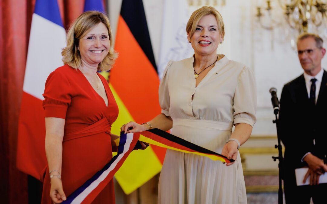 Julia Klöckner MdB übergibt französischer Parlamentspräsidentin Bad Kreuznacher Bänder in Paris
